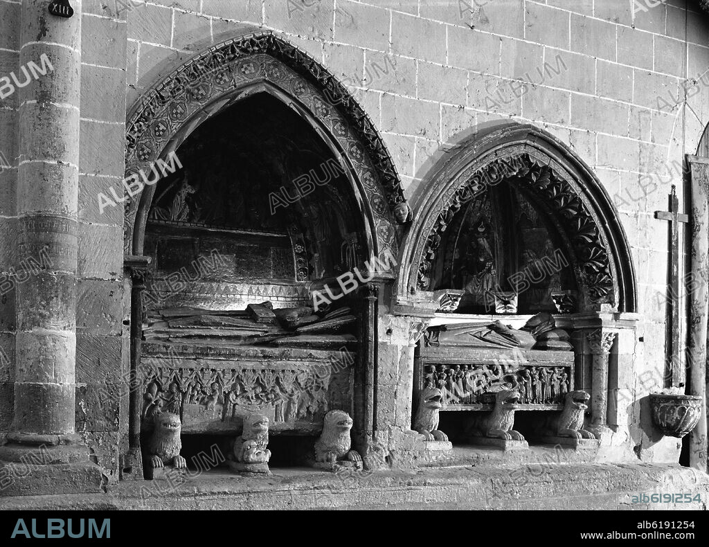 SEPULCROS GOTICOS EN EL CRUCERO DERECHO DE LA CATEDRAL DE VIEJA DE SALAMANCA - SIGLOS XIII/XIV - FOTOGRAFIA EN BLANCO Y NEGRO - AÑOS 60.