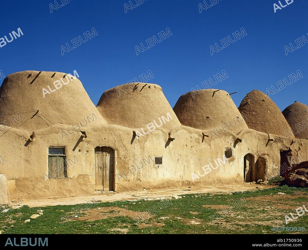 SIRIA. FAH. Pequeña aldea típicamente rural, donde se ha respetado su arquitectura tradicional, adaptada para moderar los rigores climáticos del país.