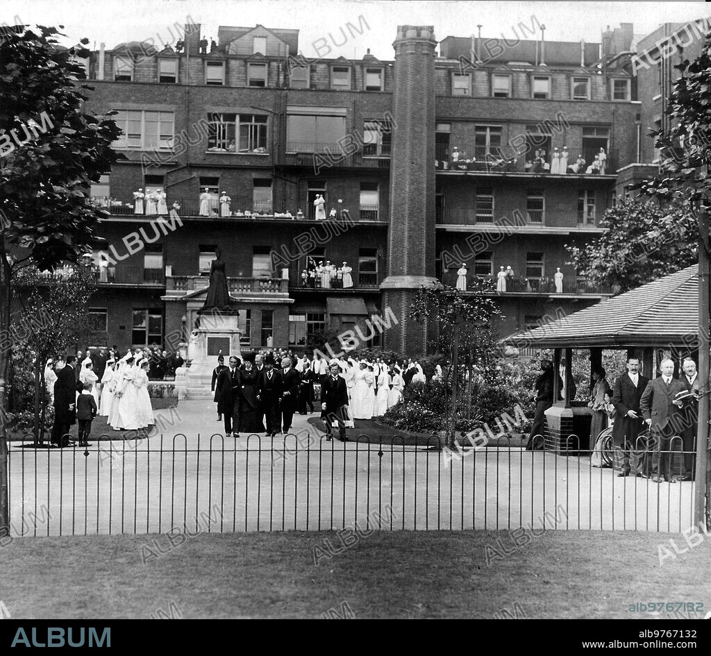 Agosto 1910. Los Reyes de Inglaterra en el hospital de Londres: Ss. Mm. Jorge V y la Reina María durante su visita al benéfico establecimiento.