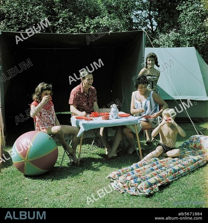 Reise und Freizeit:. Camping. Familie beim Camping. Foto, undat., um 1960 (Kurt Hartmann, Leipzig, DDR).