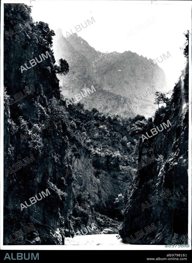 1968. Pirineo de Huesca. Dantesco paso de las Devotas. Desfiladero del Cinca.