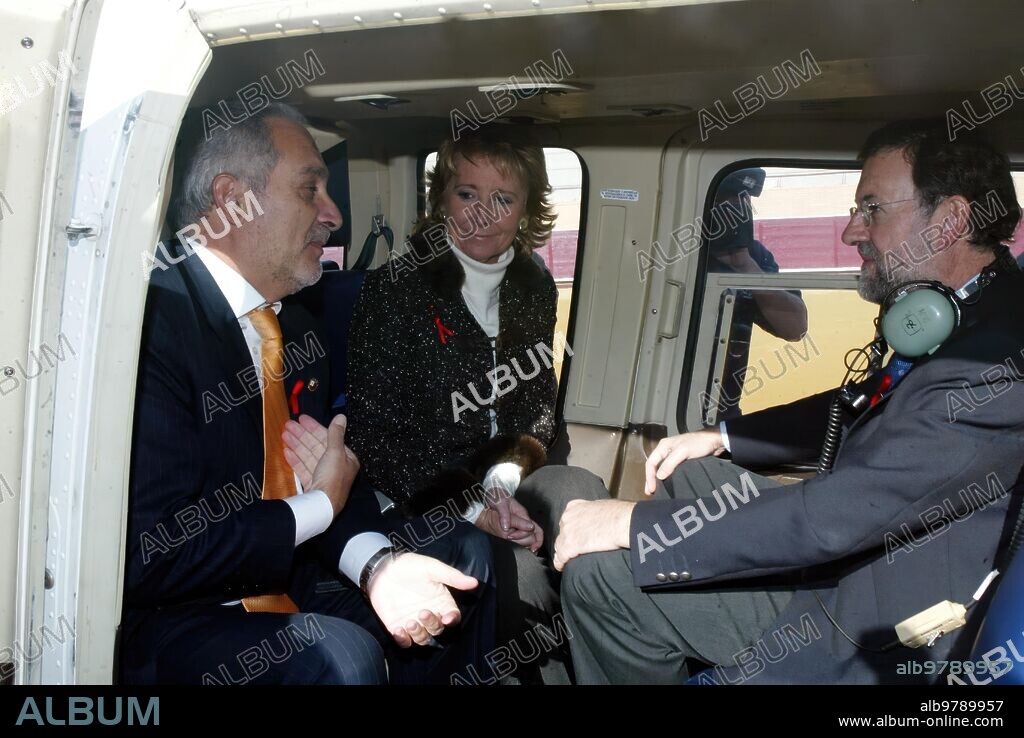 Madrid,  1/12/2005, Móstoles (Madrid).  Accidente de helicóptero en el que viajaban Mariano Rajoy  y  la presidenta de la Comunidad de Madrid, Esperanza Aguirre. El aparato despegó de la plaza de toros, con más peso del autorizado y en un día con viento. En la imagen, instantes antes de despegar, charlando con el alcalde de Móstoles, Esteban Parro Foto: Ángel de Antonio ARCHDC.