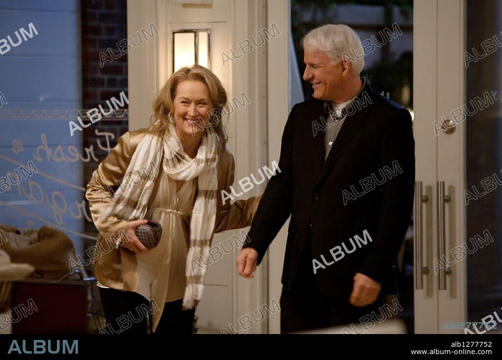 MERYL STREEP und STEVE MARTIN in IT'S COMPLICATED, 2009, unter der Regie von NANCY MEYERS. Copyright UNIVERSAL PICTURES.