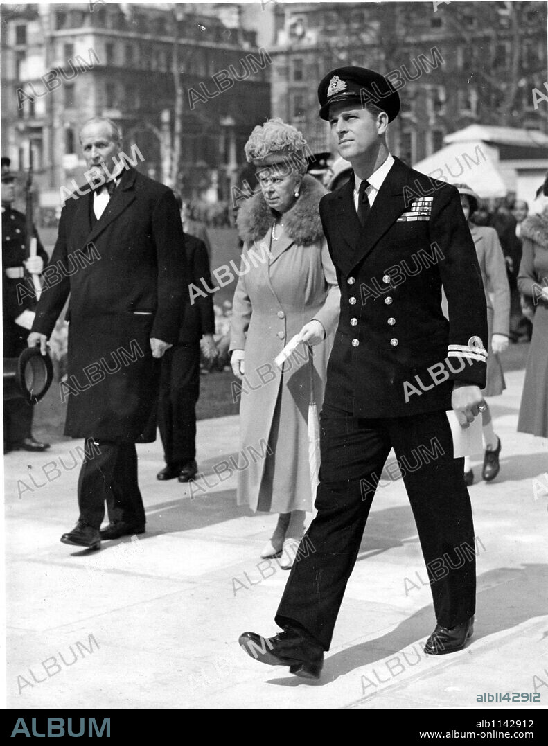 DUQUE DE EDIMBURGO (FELIPE DE GRECIA Y DE DINAMARCA). The Duke of Edinburgh (later Prince Philip) in his RN uniform in London with Queen Mary April 1948. 12/04/1948