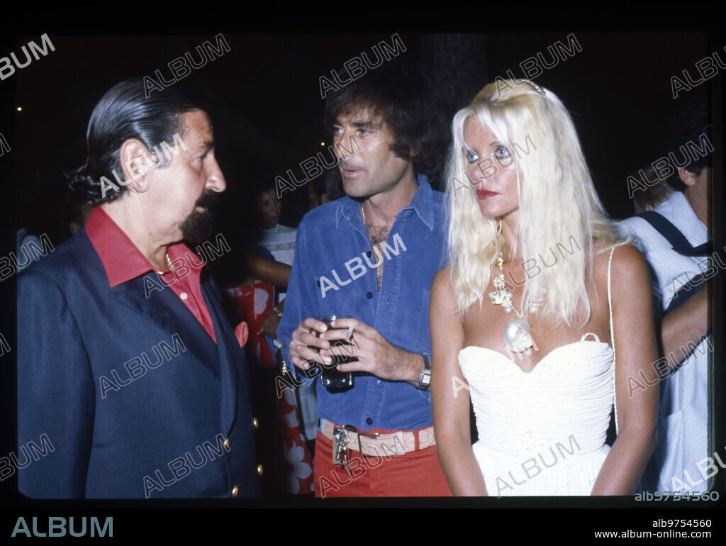 Marbella, 1985 (CA.). Jaime de Mora y Aragón, Luis Ortiz and Gunilla von Bismarck during a party.