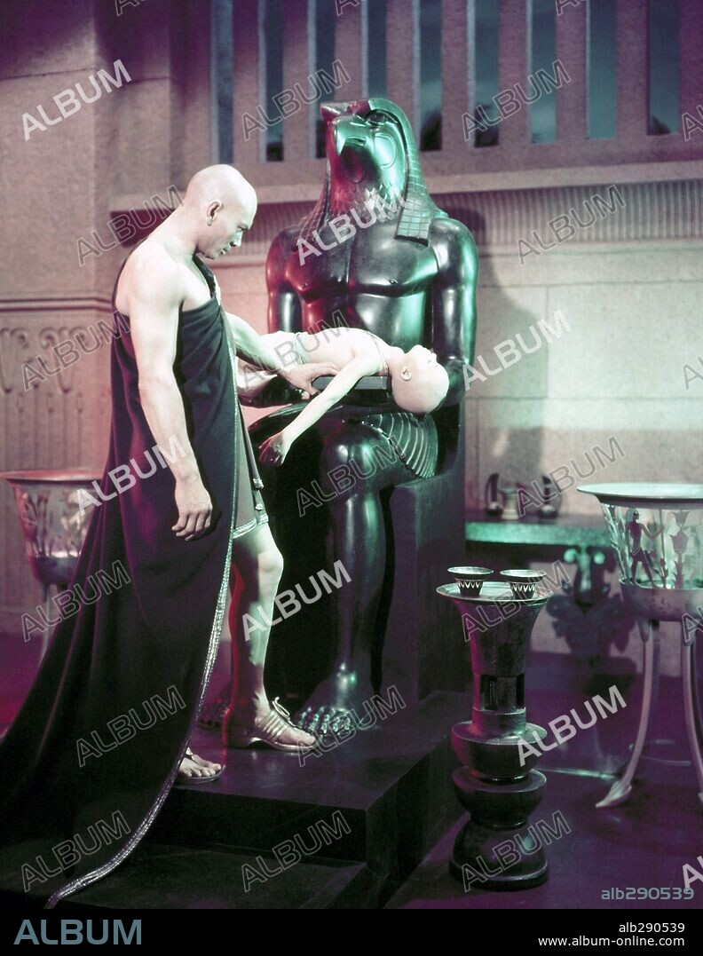 YUL BRYNNER in THE TEN COMMANDMENTS, 1956, directed by CECIL B DEMILLE. Copyright PARAMOUNT PICTURES.