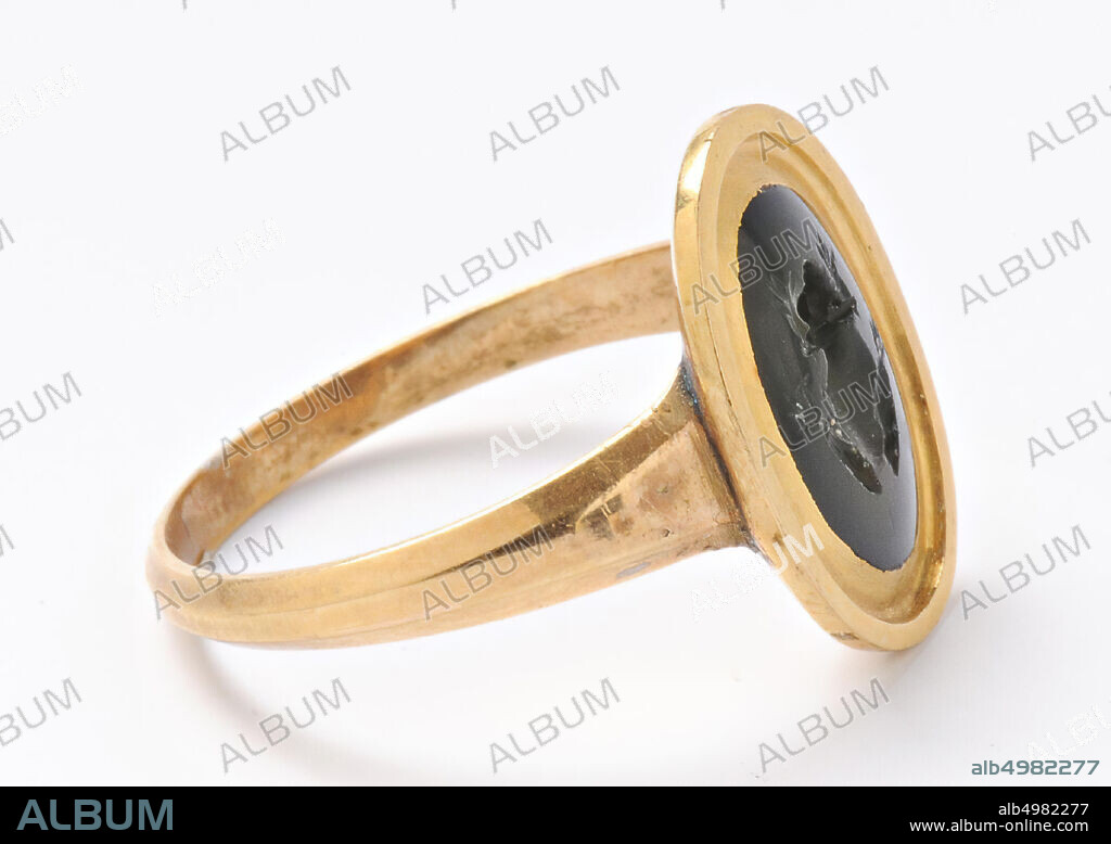 Vz: frog, gem, intaglio, ringstone, plasma, Color: green, Shape: oval, Machining: front and back convex, in modern gold ring, Method: modeling with rounded drills, 11 x 9 mm, D. 3.5 mm, 1st century AD. 1-100 AD.