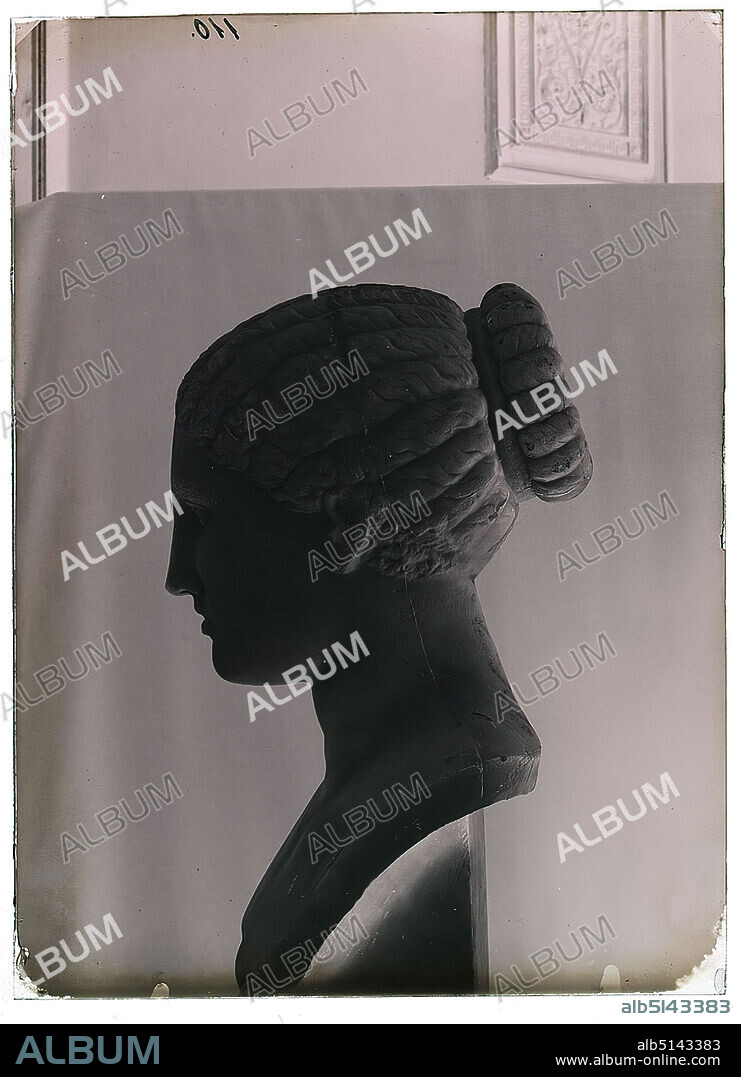 Wilhelm Weimar, plaster bust of a woman's head, glass negative, black and white negative process, total: height: 17.8 cm; width: 12.8 cm, numbered: o.: in black ink: 110. work of applied art (plaster, stucco), woman, hairstyle, bust, bust, head, face, sculpture, sculpture, sculpture art, sculpture art.