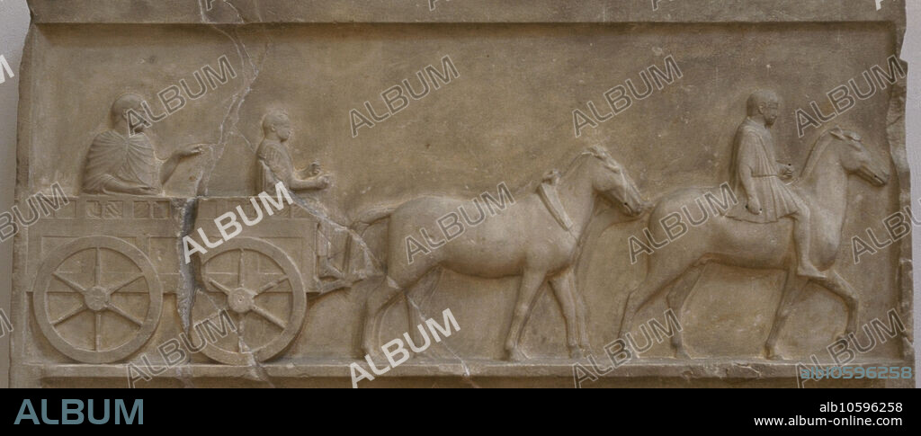 Relieve con escena de transporte sobre ruedas de la Baja Moesia y Tracia. Mármol. Principios del siglo IV a.C. Sarcófago de Shapla-dere, delta del río Maritsa, norte de Grecia. Museo Arqueológico Nacional. Sofía. Bulgaria.