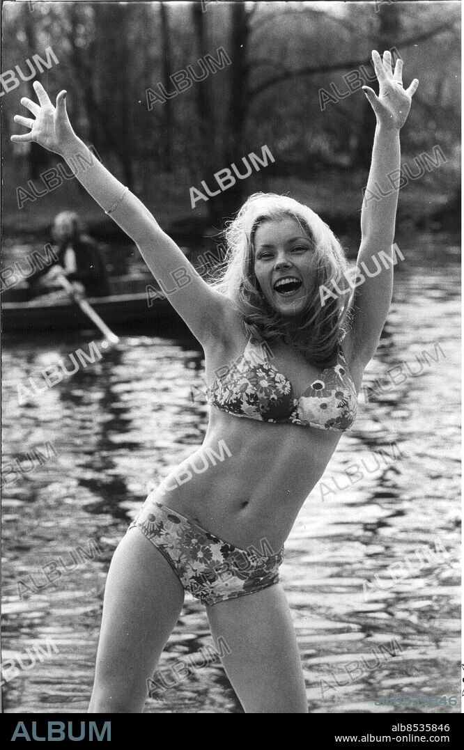 ©SCANPIX SWEDEN, 1972-03-20.. Sångerskan Lena Skoog. Här Lena Skoog i bikini som njuter av solen i Hide Park i London.. Foto: Scanpix. Code: 20360.