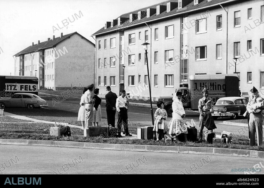 Families of US soldiers stationed in Germany leaving the decrepit apartments in the housing estate Patrick Henery Village in Heidelberg on 2nd August 1961. The German companies used bad building material for the apartments built in 1947 and a renovation or even a new building was necessary. 02/08/1961