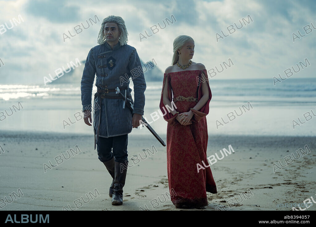 MILLY ALCOCK et THEO NATE dans HOUSE OF THE DRAGON, 2022, réalisé par CLARE KILNER et MIGUEL SAPOCHNIK. Copyright HBO / Good Banana.