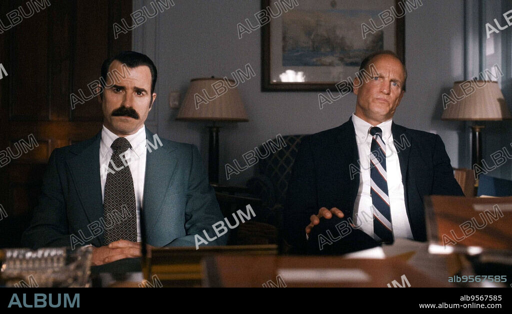 JUSTIN THEROUX and WOODY HARRELSON in WHITE HOUSE PLUMBERS, 2023, directed by DAVID MANDEL. Copyright HBO.