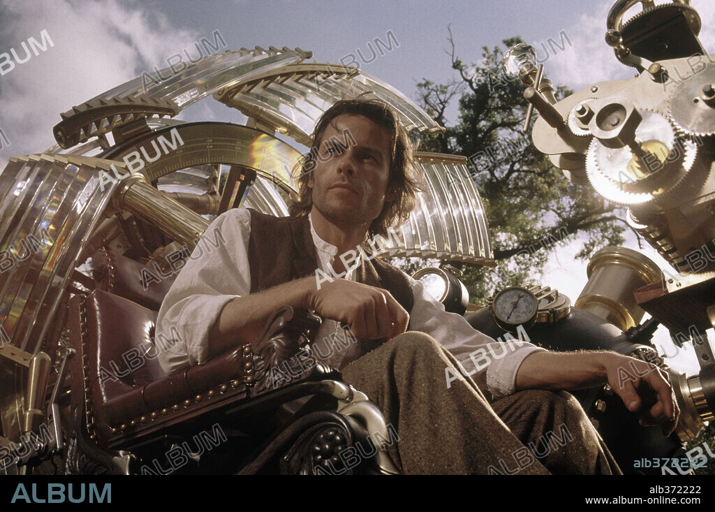 GUY PEARCE in THE TIME MACHINE, 2002, directed by SIMON WELLS. Copyright DREAMWORKS SKG/WARNER BROS.