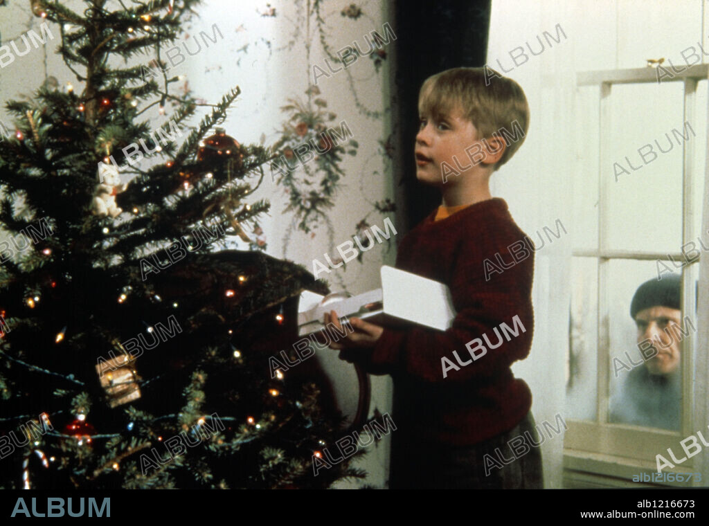 JOE PESCI et MACAULAY CULKIN dans HOME ALONE, 1990, réalisé par CHRIS COLUMBUS. Copyright 20TH CENTURY FOX.