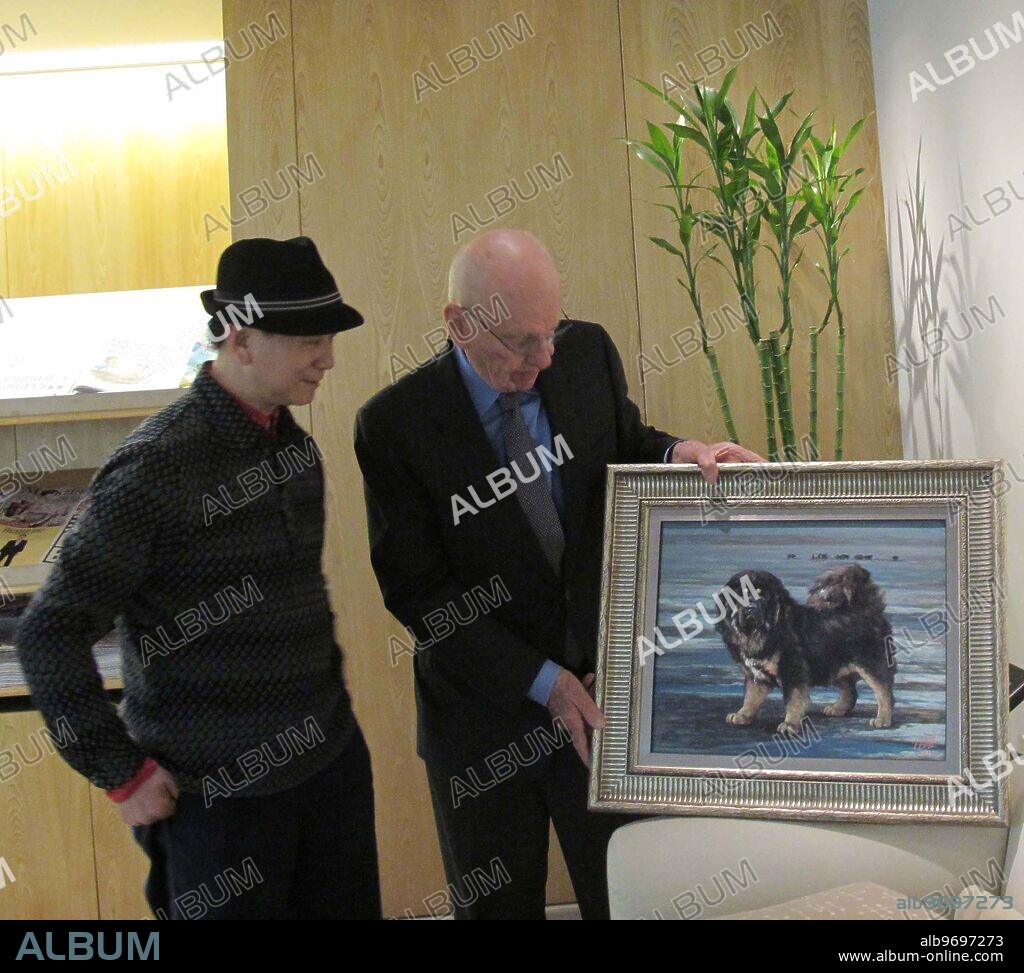 NEW YORK, May 5, 2011  Media magnate Rupert Murdoch (R) and Chinese oil painter Lin Yue watch an oil painting of Tibetan mastiff in Murdoch's office in New York, the United States, May 4, 2011. Murdoch bought Lin's oil painting of Tibetan mastiff. (/Li Qunzi) (djj), Image: 507624332, License: Rights-managed, Restrictions: WORLD RIGHTS - CHINA OUT - Fee Payable Upon Reproduction. - For queries call London + 44 (0)20 7421 6000 , New York + 1 646-329-6242 or Hamburg + 49 (0)40 530 240 5959, Model Release: no, Credit line: Wang Chengyun / Avalon.
