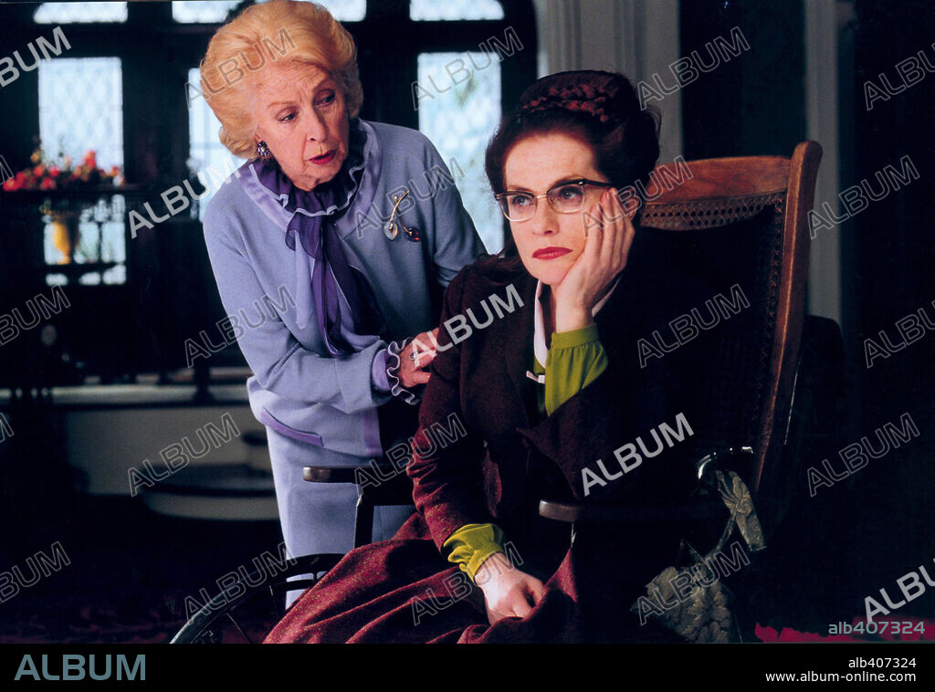 DANIELLE DARRIEUX y ISABELLE HUPPERT en 8 MUJERES, 2002 (8 FEMMES), dirigida por FRANÇOIS OZON. Copyright FOCUS FEATURES.