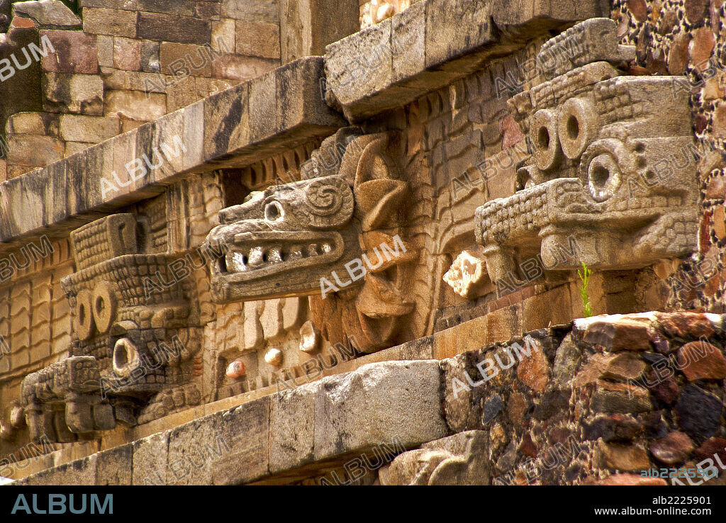 Imagen de la serpiente enplumada(Quetzalcóatl) y del dios de la lluvia (Tláloc).Piramide del templo de Quetzalcóat(250-300 dc).Teotihuacán. Estado de Mexico.Mexico.