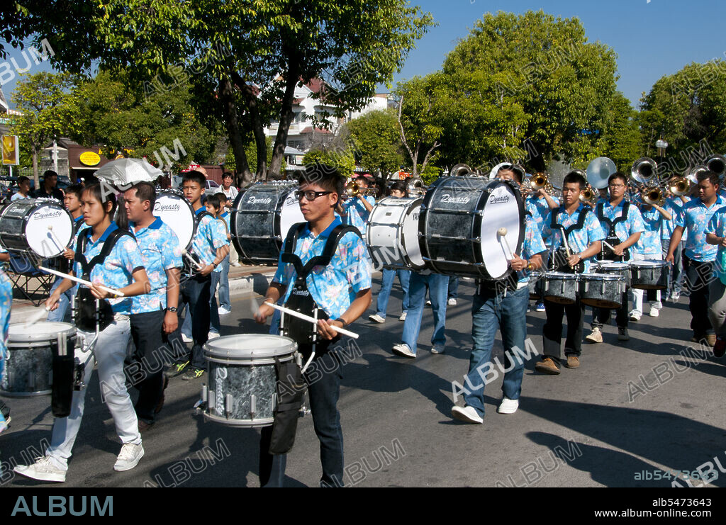 Chiang Mai is known as 'the Rose of the North', but it really blooms into flower in February, towards the end of the cool season. Every year on the first weekend of February, the Chiang Mai Flower Festival is opened. The flower beds in public spaces all around the town are especially beautiful at this time of year. Everywhere there can be found gorgeous displays of yellow and white chrysanthemums, and the Damask Rose, a variety found only in Chiang Mai. Also, the pink and purplish Dendrobium orchids, and the yellow Daoruang. The real focus of this Chiang Mai festival, however, is the public garden of Suan Buak Haad on the south-western corner of the moat. The road next to the moat all around the park is closed to traffic, and vendors of plants, Thailand flowers, Thailand orchids and garden decorations set up their stalls there.