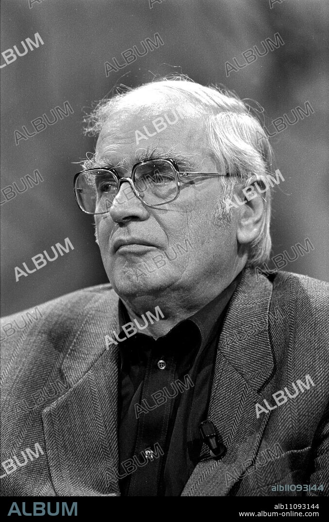 MARTIN WALSER was born on March 24, 1927 in Wasserburg am Bodensee. Walser is one of the most successful German-speaking writers. After studying literature, history and philosophy, he received his doctorate in 1951. His first novel, 'Marriages in Philippsburg', was published in 1957. In his novels, Walser describes the everyday conflicts in interpersonal relationships and the grievances in the German performance-oriented society. In addition to his prose, Walser also writes dramas and radio plays. In 1981 he received the Georg Büchner Prize and in 1998 the Peace Prize of the German Book Trade.