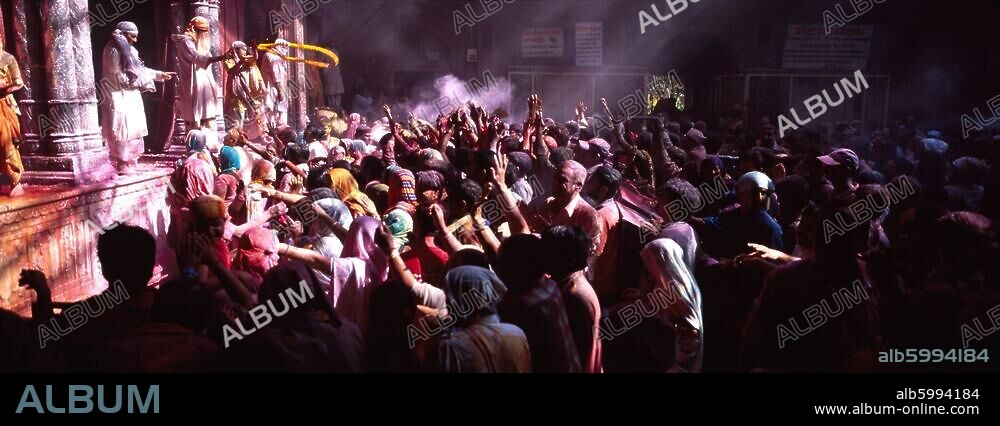 Religionen: Hinduismus.-Fest "Holi" (Fest zu Frühlingsbeginn zu Ehren von Krishna und Kama) in einem Tempel in Vrindavan, Distrikt Mathura, Uttar Pradesh, Indien.-Panoramafoto, 2008.