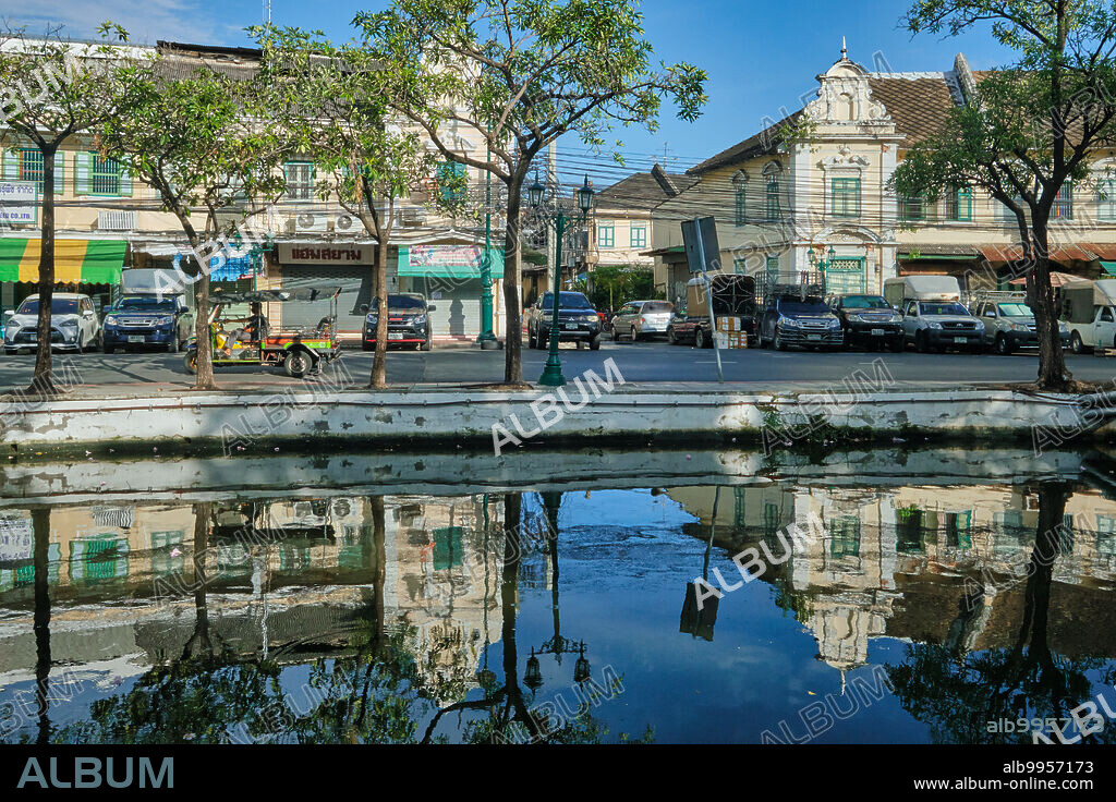 Thailand: A tuk-tuk passes picturesque old warehouses and shops lining Atsadang Road along Klong (canal) Lod, in the of old city area (Phra Nakhon) of Bangkok. The canal is also called Khu Muang Doem. Atsadang Road was named in honour of Prince Asdang Dejavudh, who was a son of King Chulalongkorn (Rama V) and Queen Saovabha Phongsri.