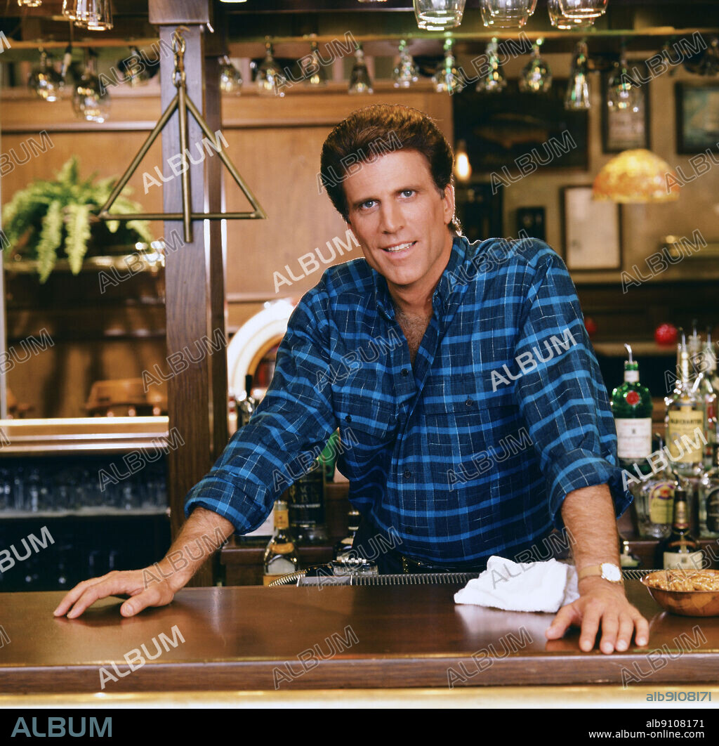 TED DANSON en CHEERS, 1982, dirigida por GLEN CHARLES y JAMES BURROWS. Copyright NBC-TV.