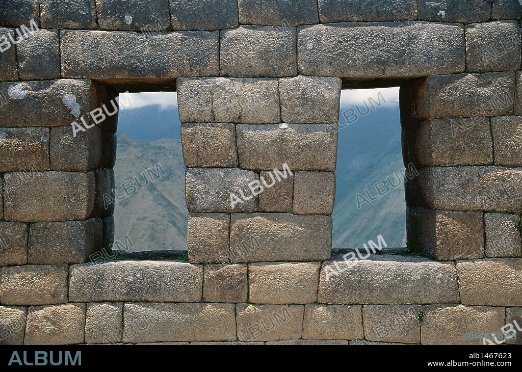 ARTE PRECOLOMBINO. INCA. PERU. MACHU PICCHU. Detalle de dos ventanas trapezoidales del sector del Intihuatana. Andes Centrales.