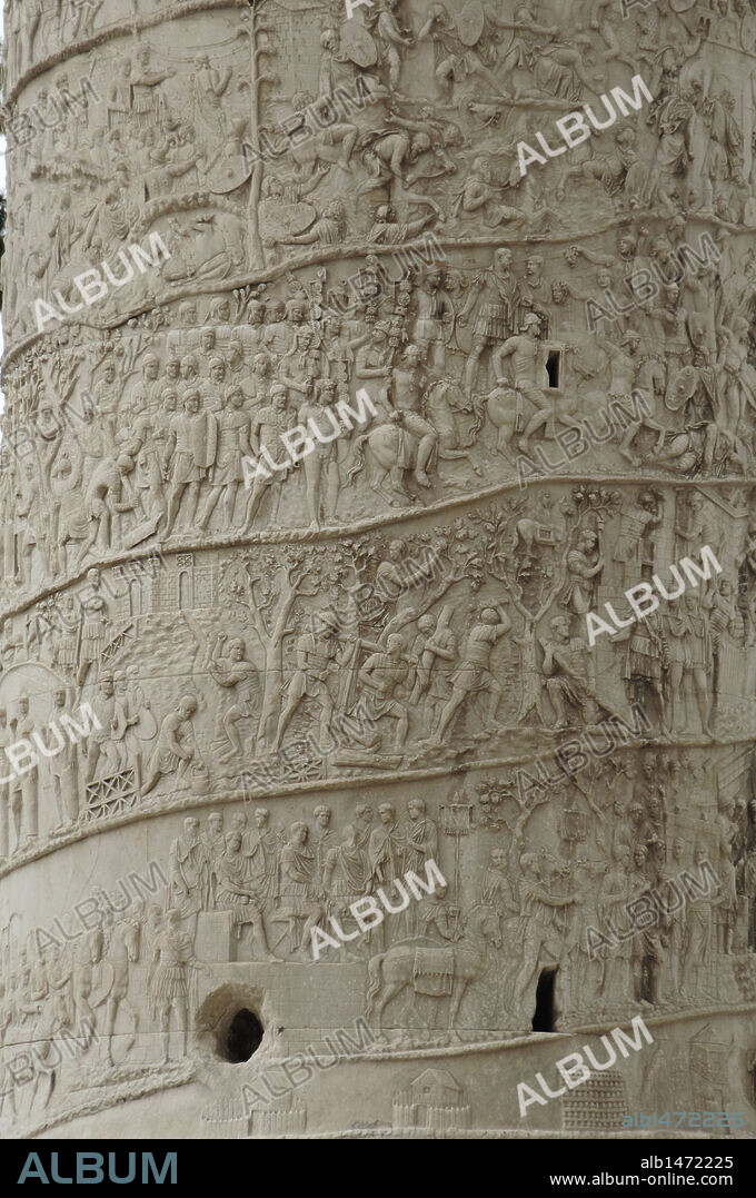 ARTE ROMANO. ITALIA. COLUMNA TRAJANA, erigida en el 113 para conmemorar la victoria del emperador sobre los Dacios (101-106). Detalle de los RELIEVES. FORO DE TRAJANO. ROMA.