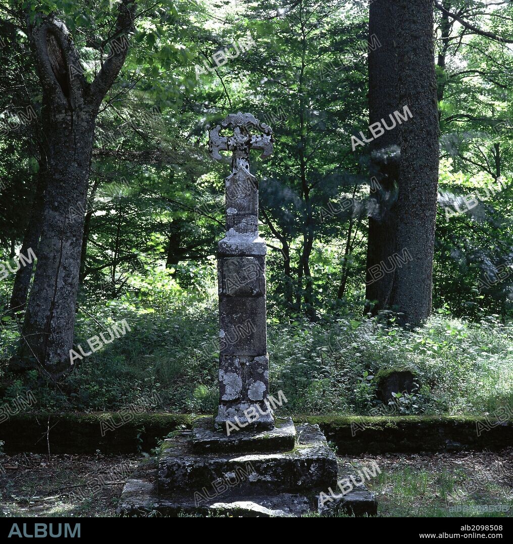 CRUZ DE PEREGRINOS. Crucero gótico del siglo XIV, construido en piedra. Roncesvalles. Navarra.