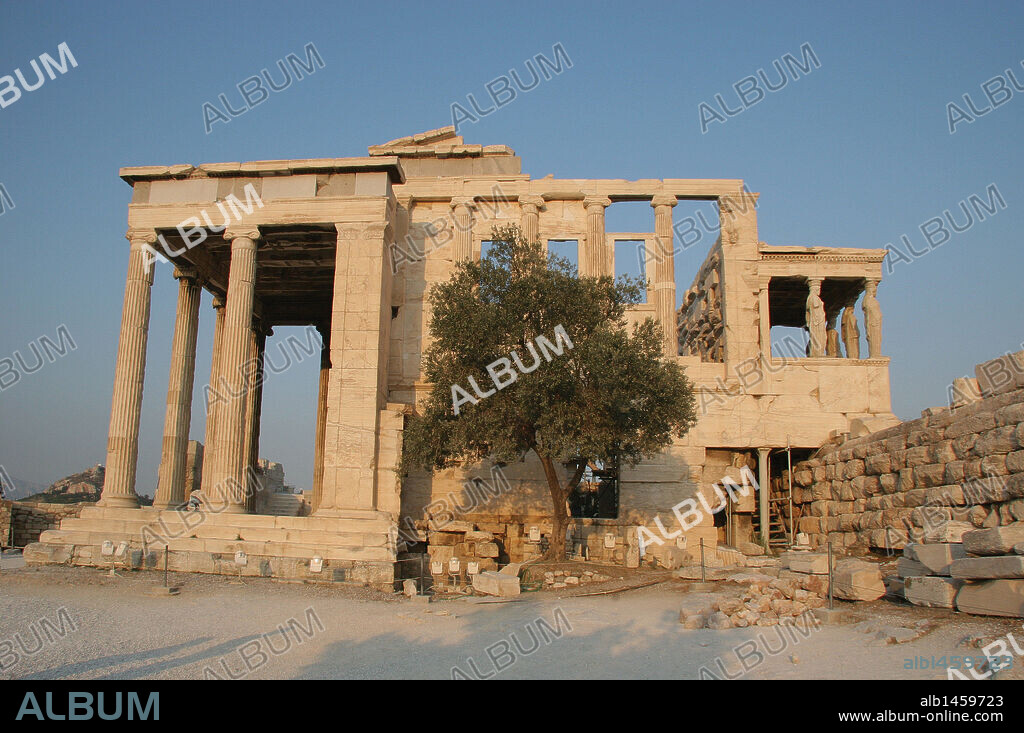 ARTE GRIEGO. GRECIA. ERECTEION. Templo de estilo jónico, dedicado al culto de los dioses y héroes. Iniciado poer el arquitecto Filocles en el ao 421 a. C y finalizado en el año 406. ACROPOLIS DE ATENAS. Grecia.