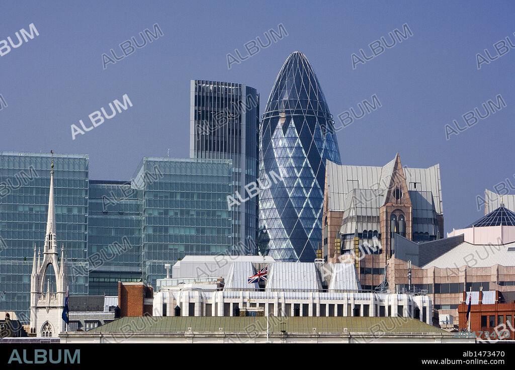 REINO UNIDO. LONDRES. Vista de la zona financiera de la capital ("the City"), en la que destaca la SWISS RE TOWER (1997-2004), obra de Norman FOSTER (n. Manchester, 1935), de 180 m. de altura. Inglaterra.
