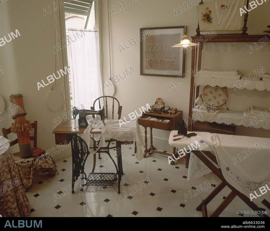 ANTONI GAUDÍ. INTERIOR-  CUARTO DE PLANCHA - 1906-10.