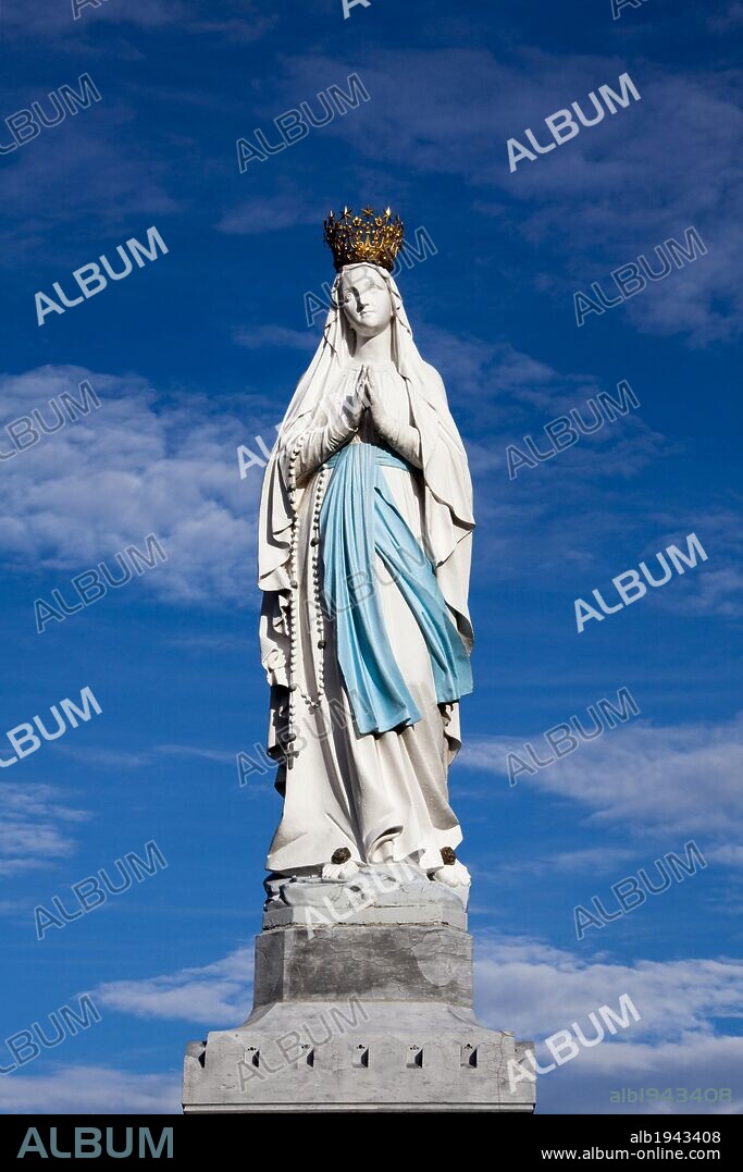 IMAGEN DE LA VIRGEN DE LOURDES. SANTUARIO DE LOURDES. Francia.