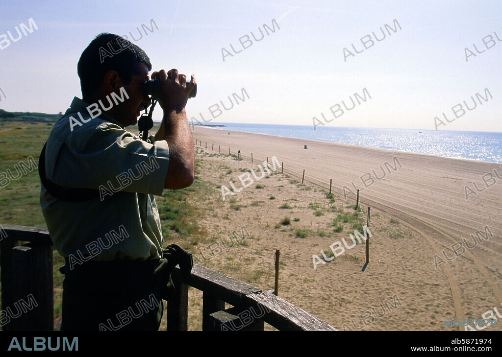 Viladecans, playa / platja junto al Delta del Llobregat; guardia del Parque Natural.