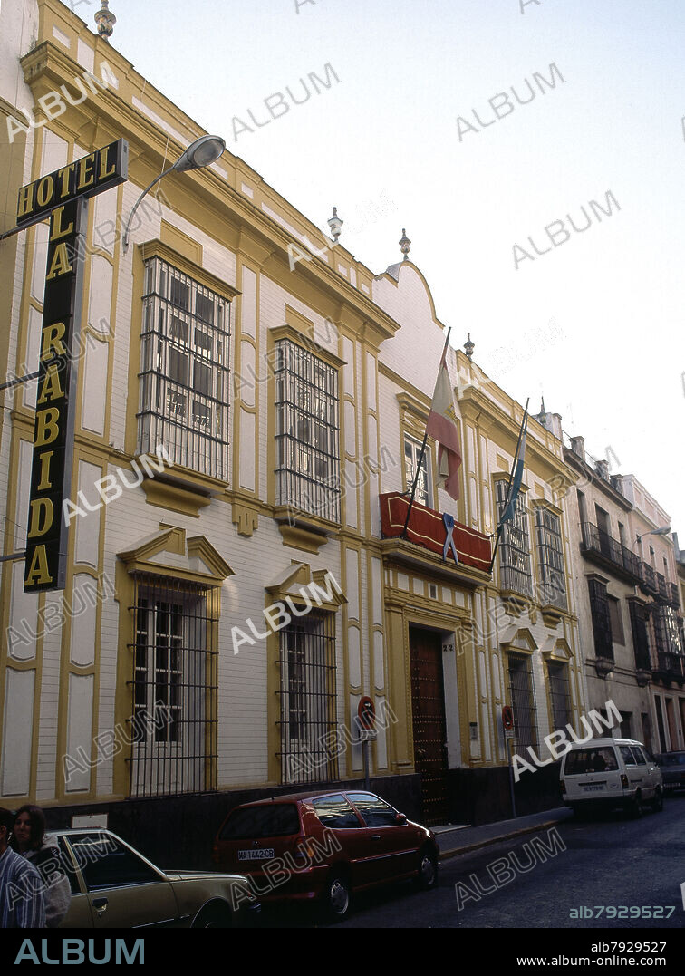 EDIFICIO DE LA JUNTA DE ANDALUCIA EN LA C/CASTELAR CON BANDERAS Y LAZO AZUL.
