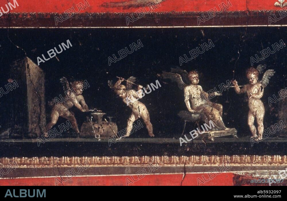 Pompeji, Haus der Vettier (Casa dei Vettii, VI, 15,1), Detail der Wanddekoration des Oecus (Raum q) am Peristyl mit der Darstellung von Goldschmiedearbeiten: rechts wiegt ein Verkäufer ein Schmuckstück mit der Handwaage, während ihm eine Kundin, auf einem Stuhl sitzend, die Füsse auf einer Fußbank, zuschaut; . ganz links zwei Pompeji, Kampanien, Italien.