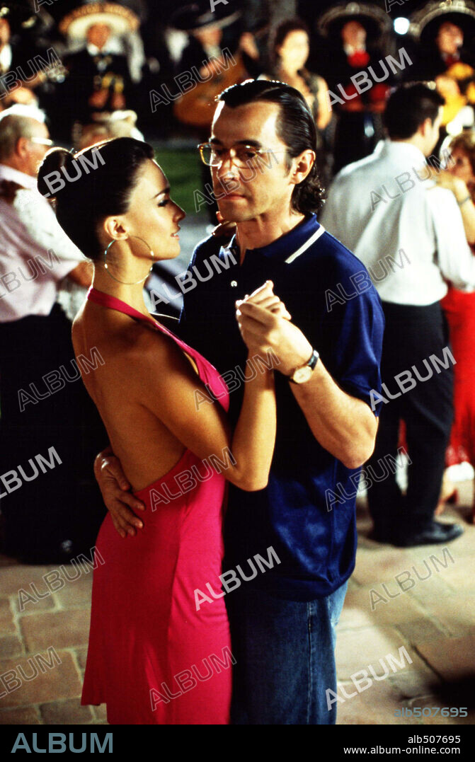 PAZ VEGA y SANTI MILLAN en DI QUE SI, 2004, dirigida por JUAN CALVO. Copyright COLUMBIA FILMS PRODUCTIONS.