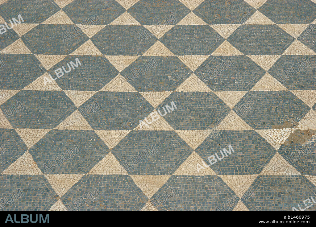 ARTE ROMANO. ESPAÑA. MOSAICO romano con motivos geométricos que decoraba el pavimento de una "domus" romana de la CIUDAD ROMANA DE EMPURIES. L'Escala. Provincia de Girona. Cataluña.