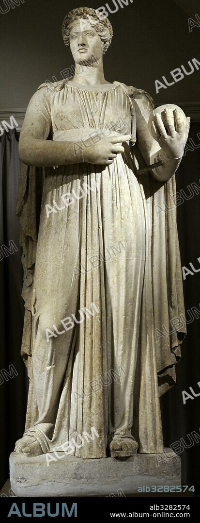 Musa Urania, una de las 9 musas inspiradoras de las artes. Musa de la Astrología y la Astrología. Copia romana del siglo I-II d. C. de un original griego del siglo II a. C. Museo Arqueológico Nacional. Nápoles. Italia.