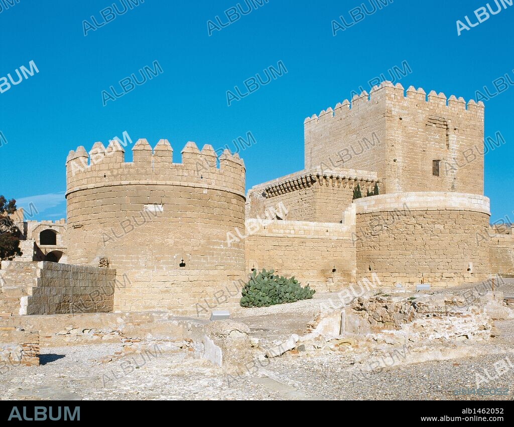 EPOCA ISLAMICA. ESPAÑA. LA ALCAZABA. La mayor de las ciudadelas fortificadas construidas por los musulmanes. Abderramán III en el año 995 ordenó su construcción, siendo ampliada por Almanzor y más tarde por Jairan, rey de la taifa almeriense, incluso por los Reyes Católicos. Detalle con la TORRE DEL HOMENAJE. ALMERIA. Andalucía.