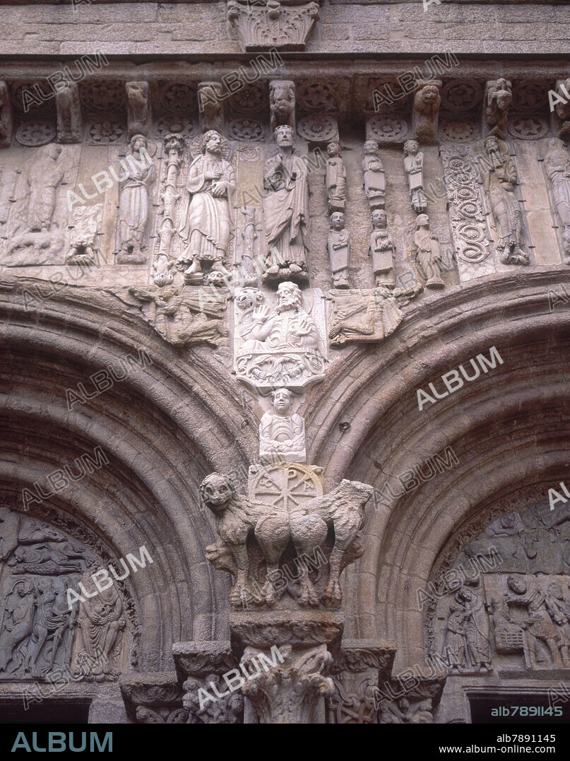 EXTERIOR- ESCULTURA ROMANICA DE LA FACHADA DE LAS PLATERIAS - S XII.
