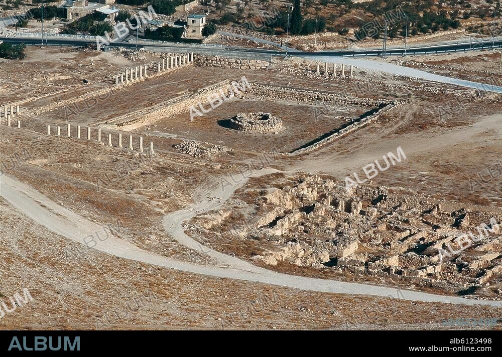 Herodium, heute Gebel Fureidis (Israel), Palast des Herodes (erbaut unter Herodes dem Großen 37-4 v.Chr.).-Blick auf den Palast am Fuß des Hügels mit Wasserbecken.-Foto, undat.