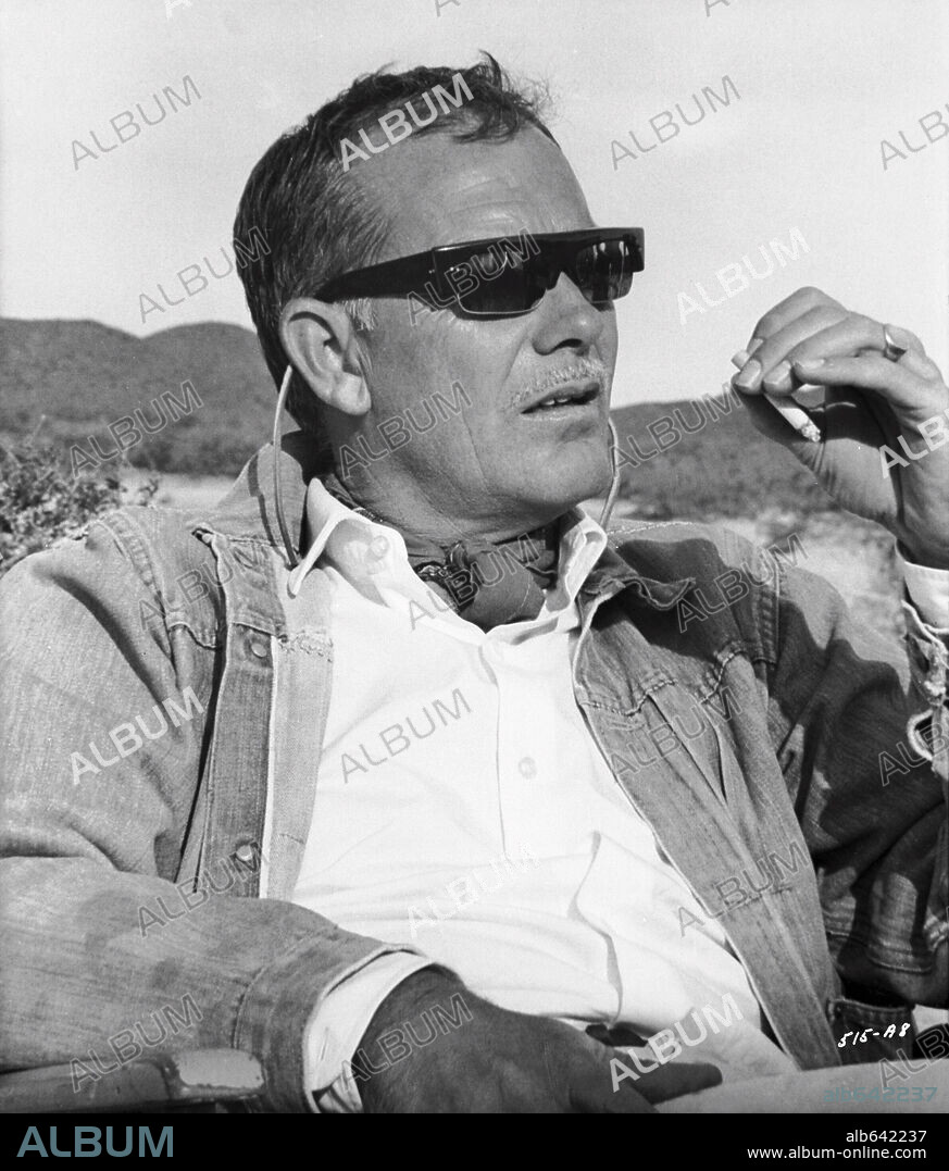 SAM PECKINPAH in THE WILD BUNCH - SIE KANNTEN KEIN GESETZ, 1969 (THE WILD BUNCH), unter der Regie von SAM PECKINPAH. Copyright WARNER BROS/SEVEN ARTS.