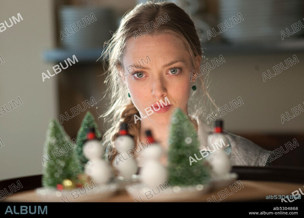 AMANDA SEYFRIED en NAVIDADES, ¿BIEN O EN FAMILIA?, 2015 (LOVE THE COOPERS), dirigida por JESSIE NELSON. Copyright LIONSGATE/CBS FILMS.