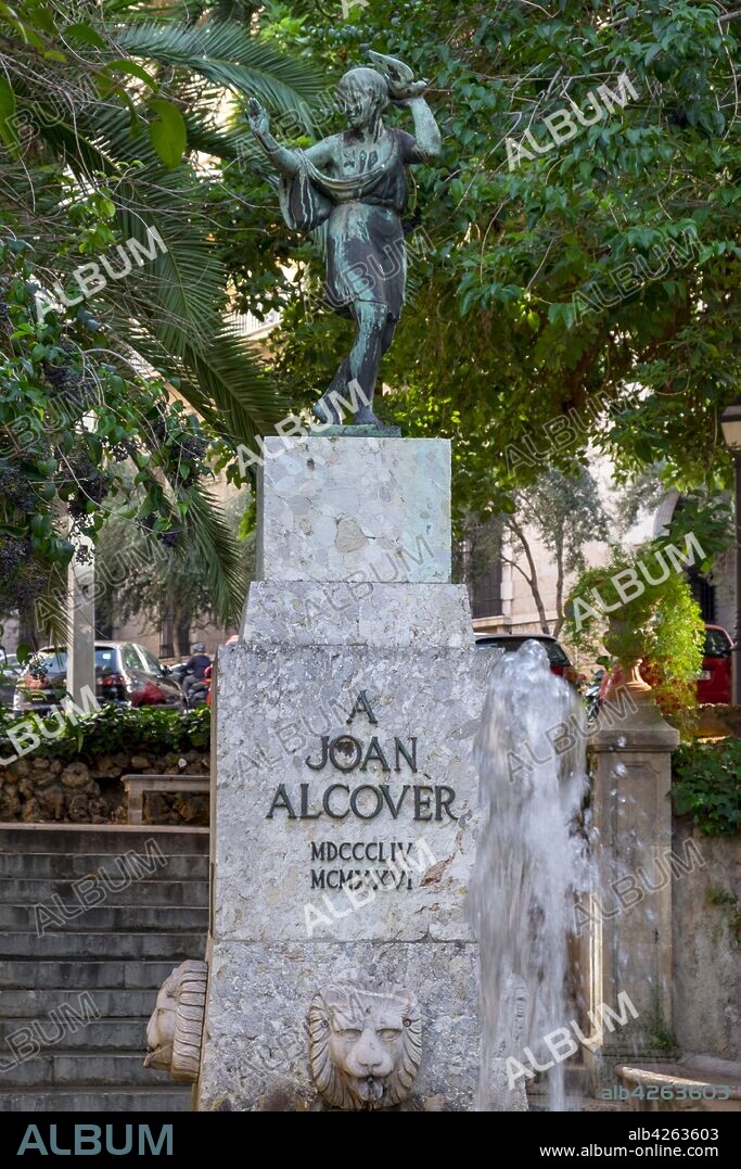 La Serra y Fuente homenaje a Joan Alcover, Esteve Monegal, 1928, Bronce y mármol, Plaza de la Reina, Palma, Mallorca, balearic islands, Spain.