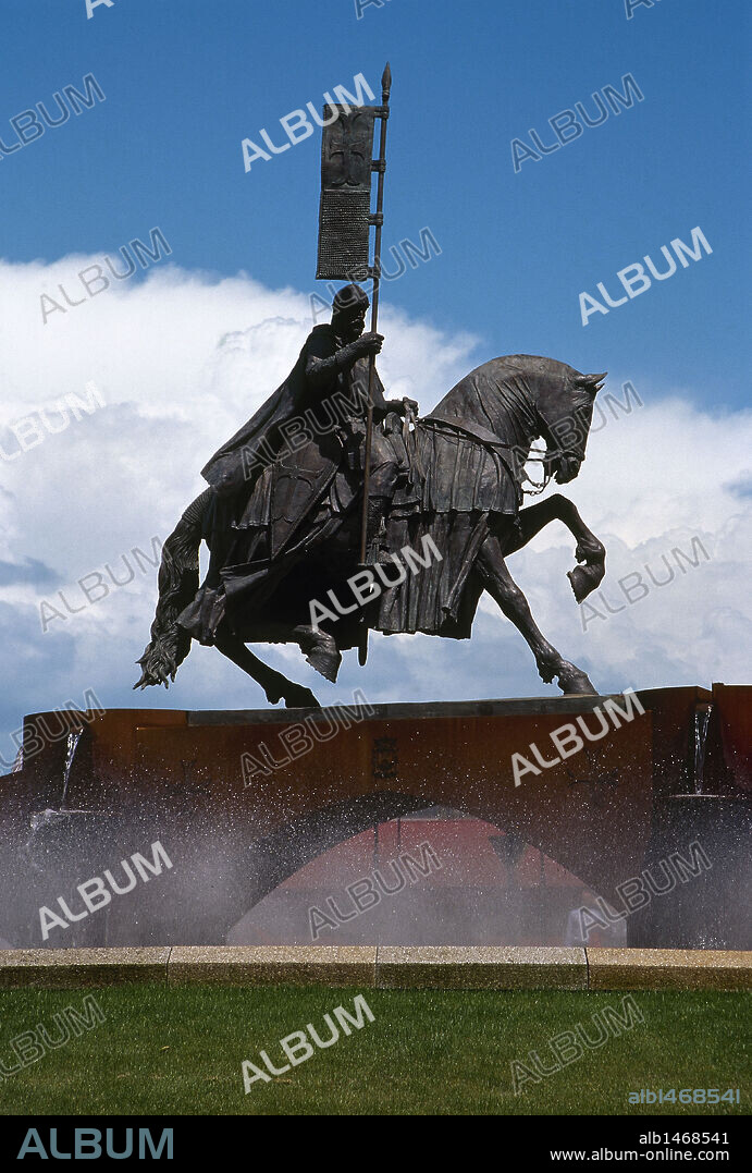 FUENTE DEL TEMPLARIO. Monumento realizado en 1998 por Óscar Alvariño Belinchón (n.1962). Bronce y acero cortén. Glorieta Caballero Templario. Ponferrada. Provincia de León. Castilla y León. España. CAMINO DE SANTIAGO.