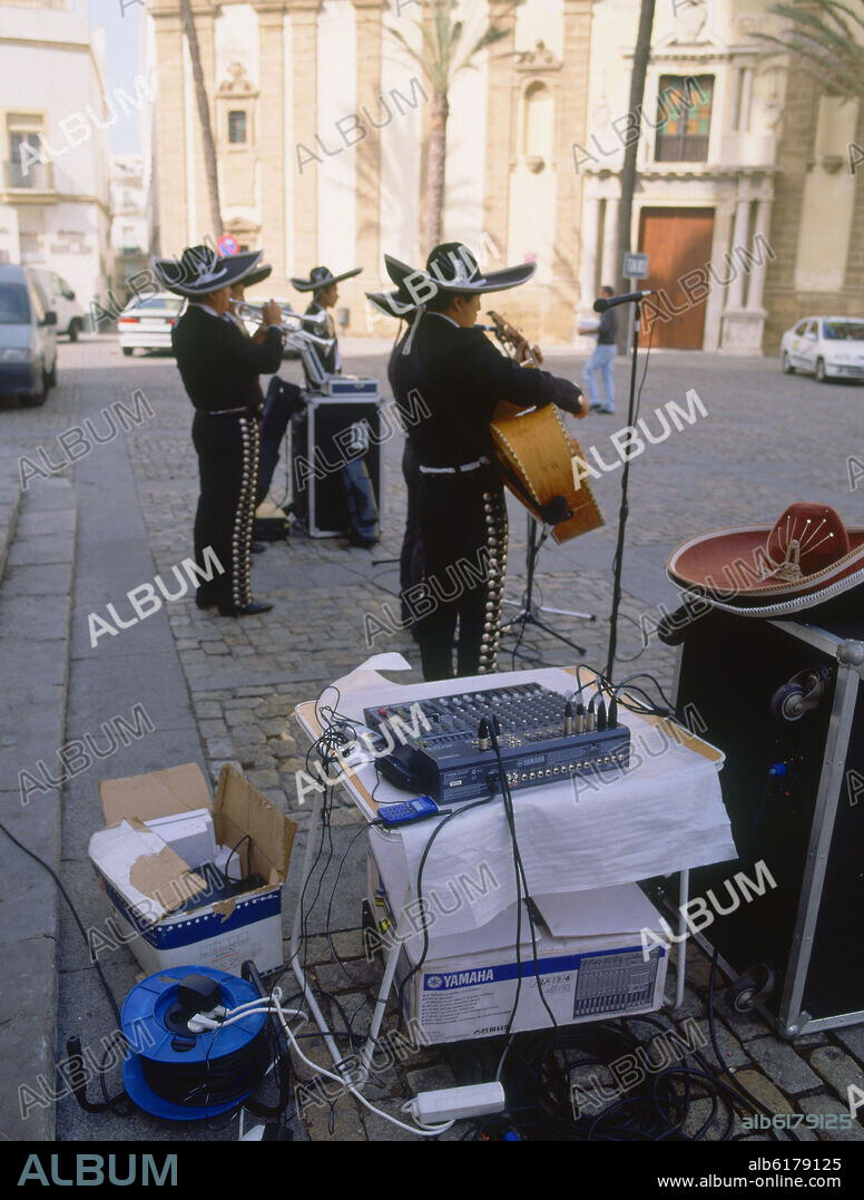 MARIACHIS TOCANDO EN LA PLAZA DE PIO XII.