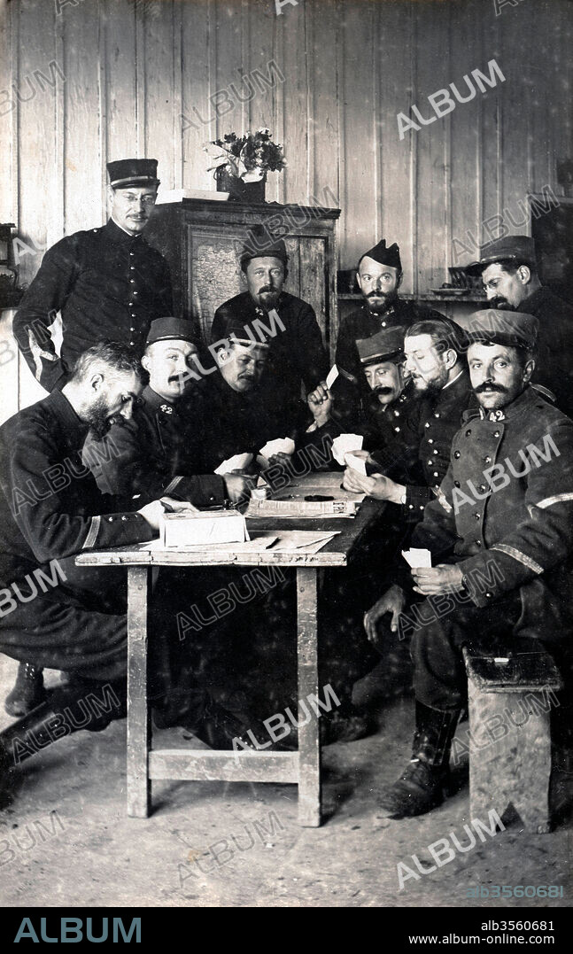 Soldiers (42e Regiment d'Infanterie Territoriale) playing cards, France, ww1.