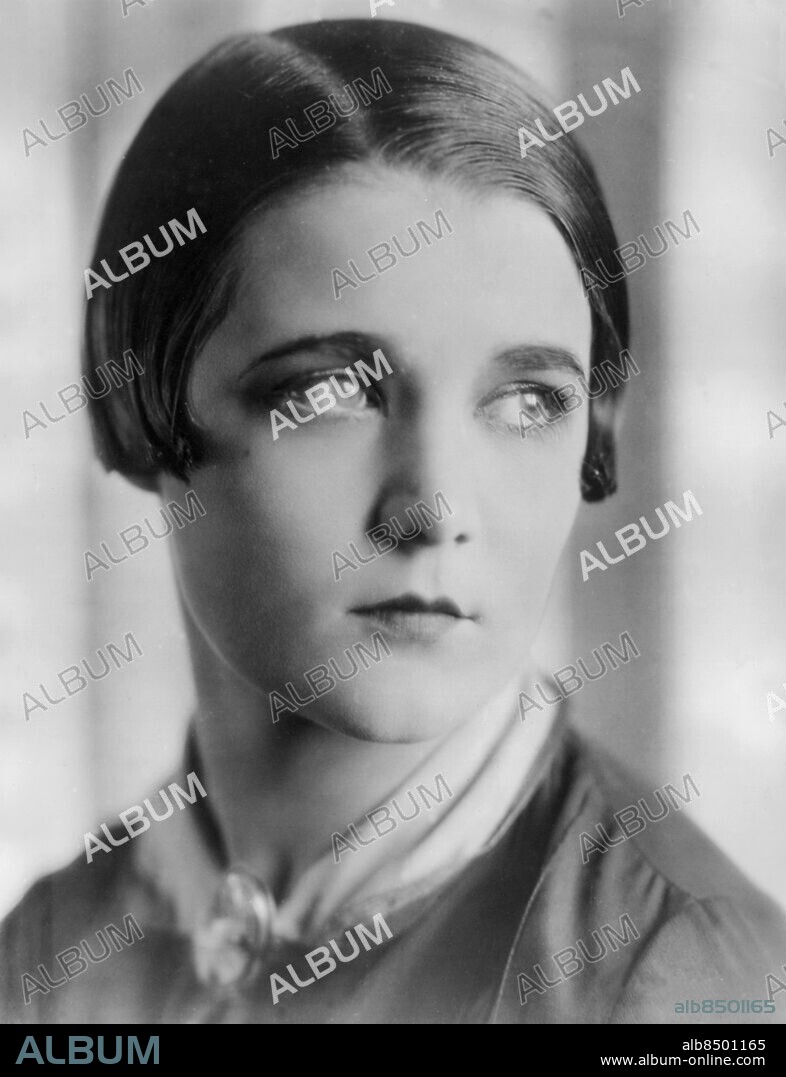 Orig. bildtext... NEW YORK'S PRIZE BEAUTY TO PLAY ROLE IN FILM, NEW YORK. New York City. Miss Agnes Griffith, who won the title Miss Greater New York, in a beaty contest conducted by a New York newspaper, has been engaged to play an important role in the new Paramount picture, New York. Anm. Skådespelare Blicken Page CD229 persons: Agnes Griffith sites: USA ;NEW YORK.
